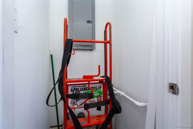 1147 Harrison Avenue, Garden City, MI 48135