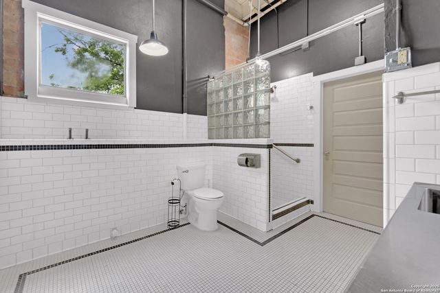 3363 E Commerce St Unit 101, San Antonio, TX 78220