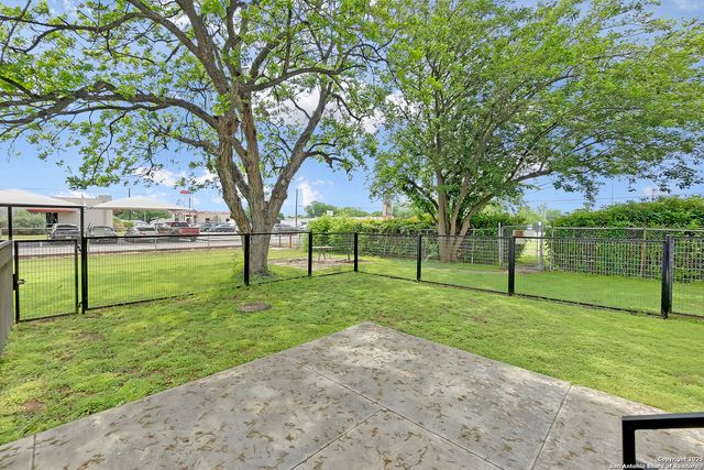 3363 E Commerce St Unit 101, San Antonio, TX 78220