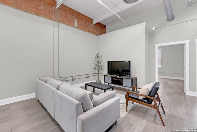 3363 E Commerce St Unit 101, San Antonio, TX 78220