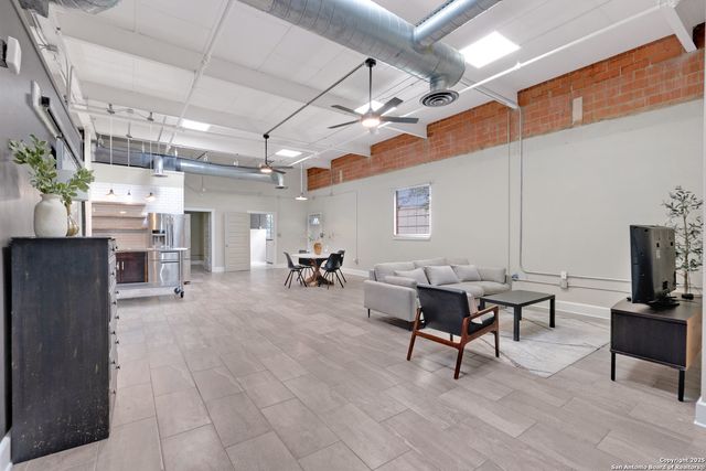 3363 E Commerce St Unit 101, San Antonio, TX 78220