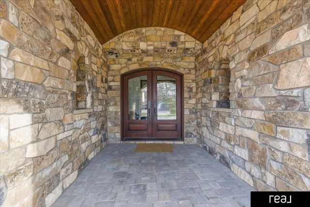 805 Ridgewood Avenue, Omaha, NE 68114