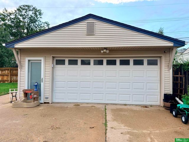 2206 Lillian Street, Bellevue, NE 68147