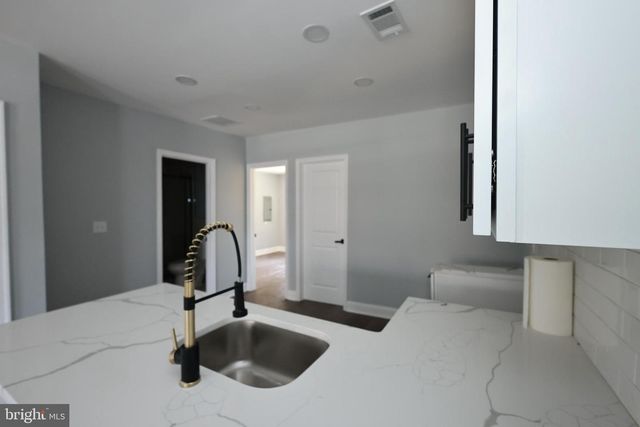 5100 QUEENS STROLL PL SE, Washington, DC 20019