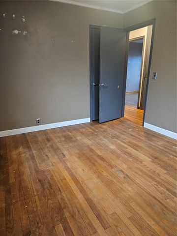 1202 W Desmont Drive, Knoxville, IA 50138