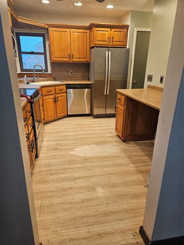 1202 W Desmont Drive, Knoxville, IA 50138