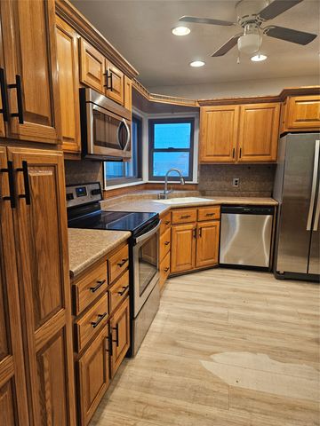 1202 W Desmont Drive, Knoxville, IA 50138