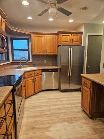 1202 W Desmont Drive, Knoxville, IA 50138