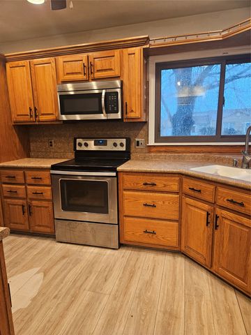 1202 W Desmont Drive, Knoxville, IA 50138