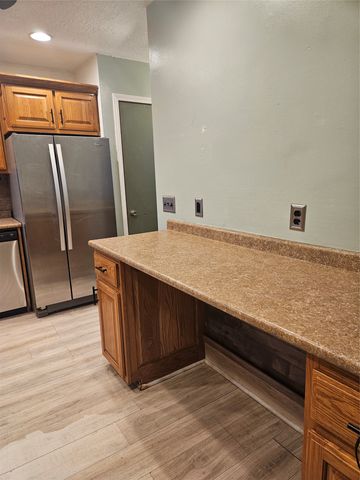 1202 W Desmont Drive, Knoxville, IA 50138