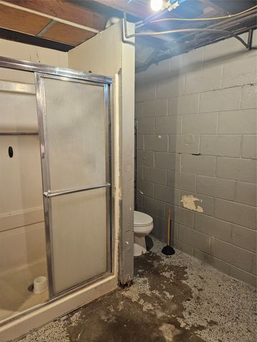 1202 W Desmont Drive, Knoxville, IA 50138