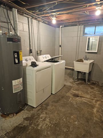 1202 W Desmont Drive, Knoxville, IA 50138