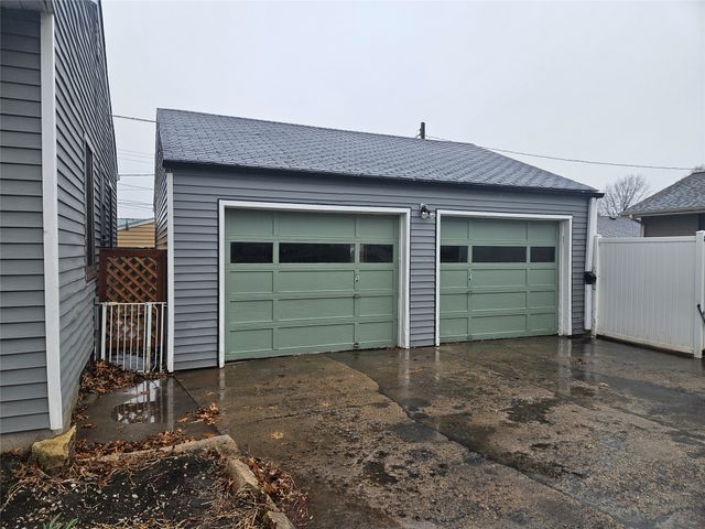 1202 W Desmont Drive, Knoxville, IA 50138