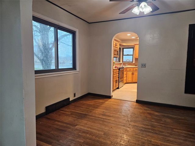 1202 W Desmont Drive, Knoxville, IA 50138