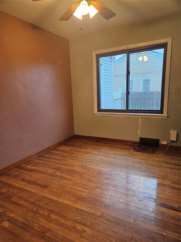 1202 W Desmont Drive, Knoxville, IA 50138