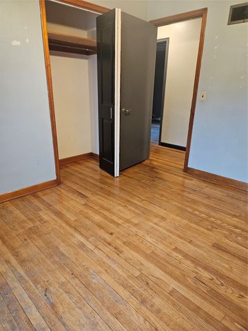 1202 W Desmont Drive, Knoxville, IA 50138