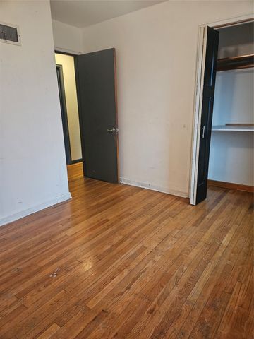 1202 W Desmont Drive, Knoxville, IA 50138