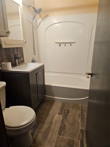 1202 W Desmont Drive, Knoxville, IA 50138