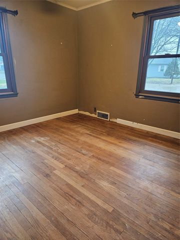 1202 W Desmont Drive, Knoxville, IA 50138