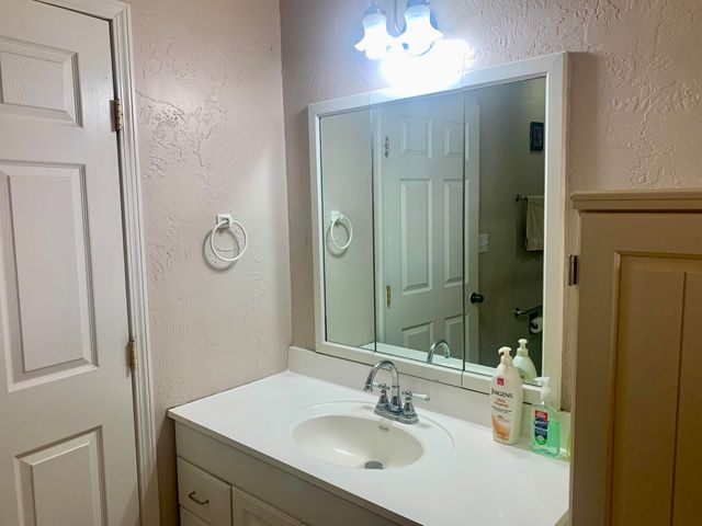 608 W Allen Avenue, Estancia, NM 87016