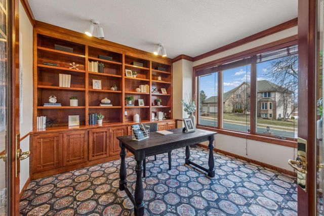 9118 Victoria Drive, Eden Prairie, MN 55347