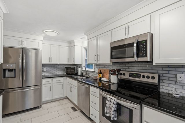 547 Tremont St, Rehoboth, MA 02769