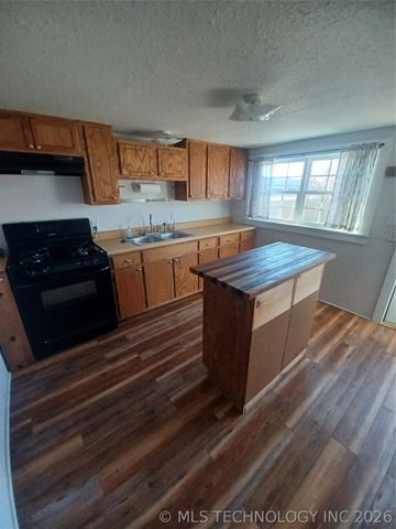 402 N Broadway, Checotah, OK 74426