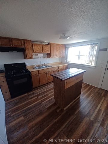 402 N Broadway, Checotah, OK 74426