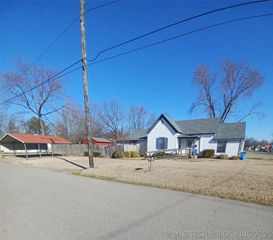 402 N Broadway, Checotah, OK 74426