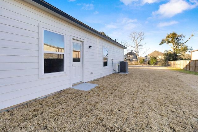 104 Runnels Street, Willis, TX 77378