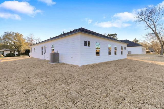 104 Runnels Street, Willis, TX 77378