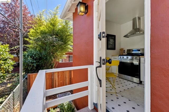 2218 Parker St, Berkeley, CA 94704