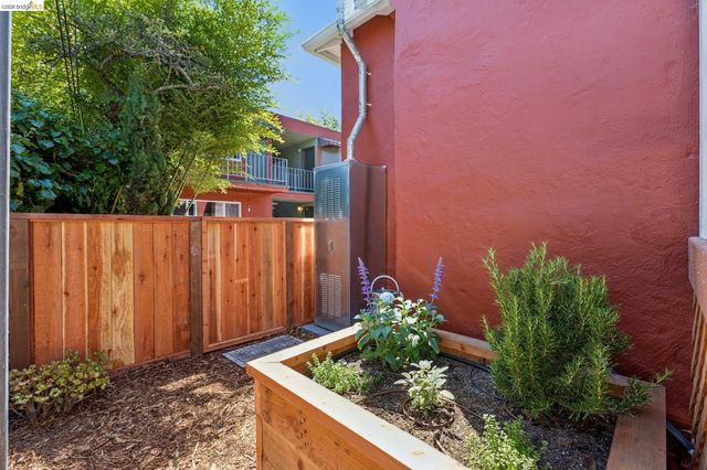2218 Parker St, Berkeley, CA 94704