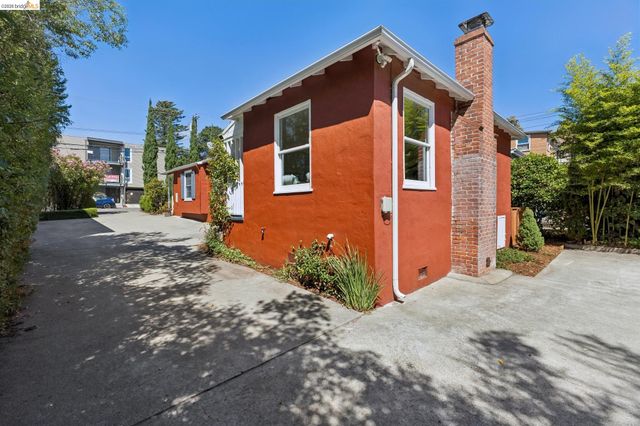 2218 Parker St, Berkeley, CA 94704