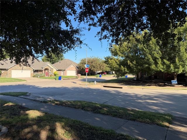 5932 Highcrest Drive, Watauga, TX 76148