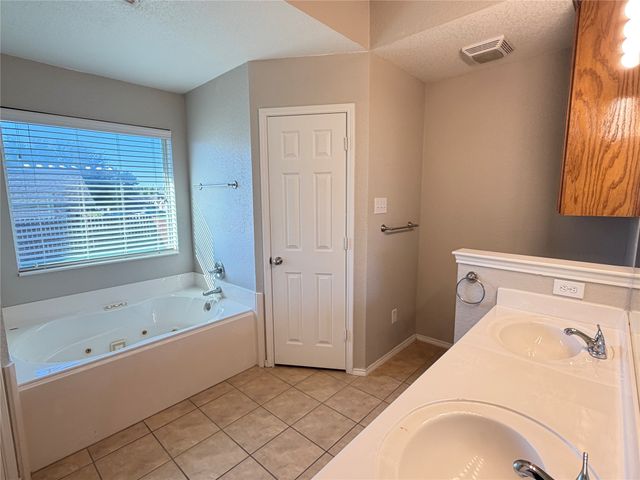 5932 Highcrest Drive, Watauga, TX 76148