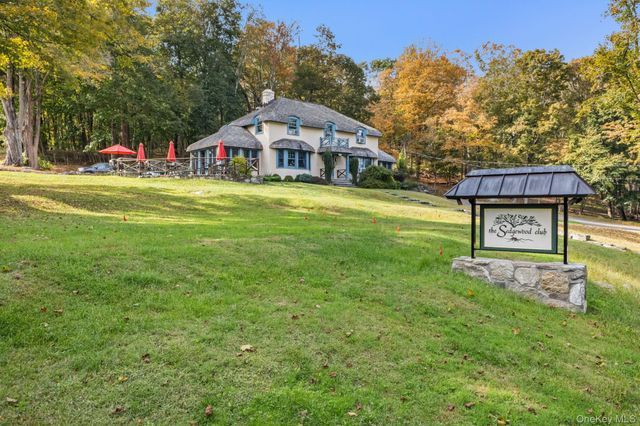 31 Barrett Circle Court, Carmel, NY 10512