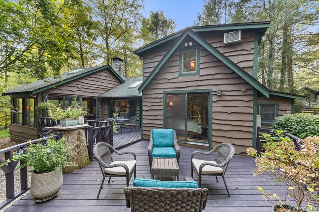 31 Barrett Circle Court, Carmel, NY 10512