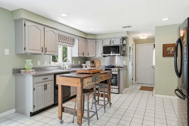 29 Walter Faunce Rd, Kingston, MA 02364