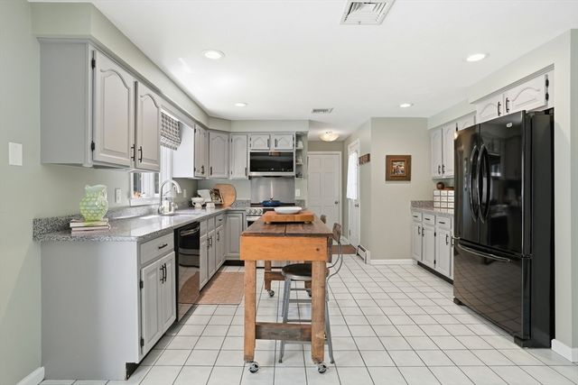 29 Walter Faunce Rd, Kingston, MA 02364