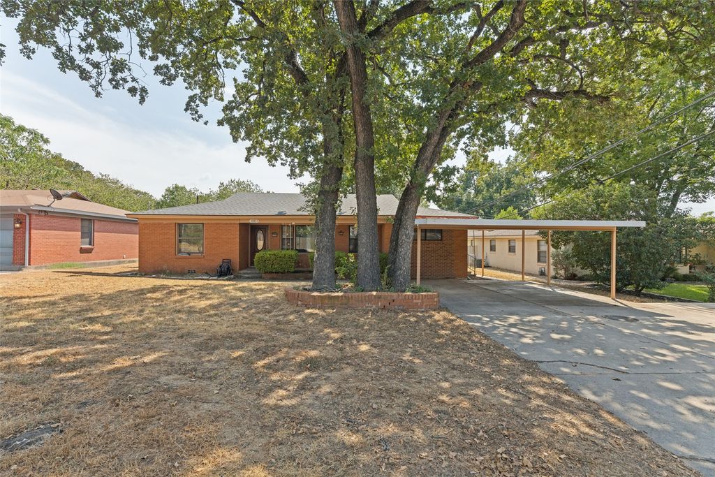 6051 Black Oak Lane, Fort Worth, TX 76114 — exterior