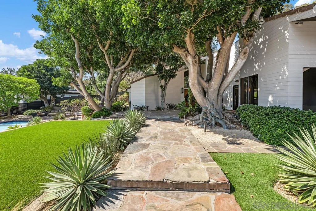 2057 Hidden Crest Dr, El Cajon, CA 92019