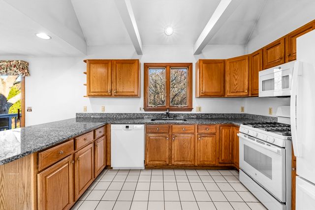 23 Meadowood Ln, Falmouth, MA 02536