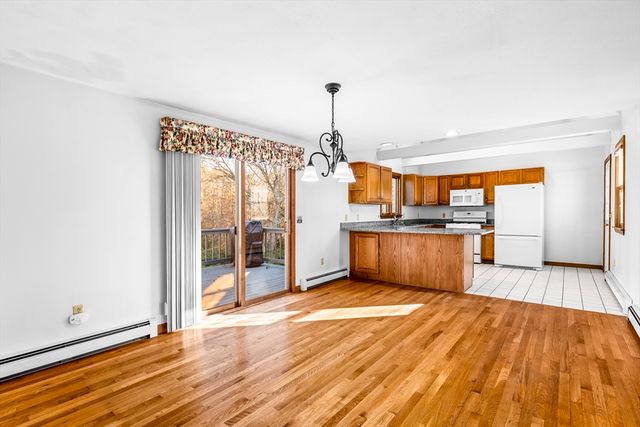 23 Meadowood Ln, Falmouth, MA 02536