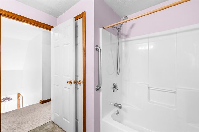 23 Meadowood Ln, Falmouth, MA 02536