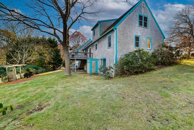 23 Meadowood Ln, Falmouth, MA 02536