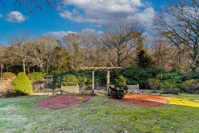 23 Meadowood Ln, Falmouth, MA 02536