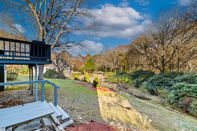 23 Meadowood Ln, Falmouth, MA 02536