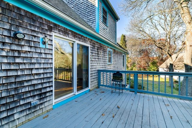 23 Meadowood Ln, Falmouth, MA 02536