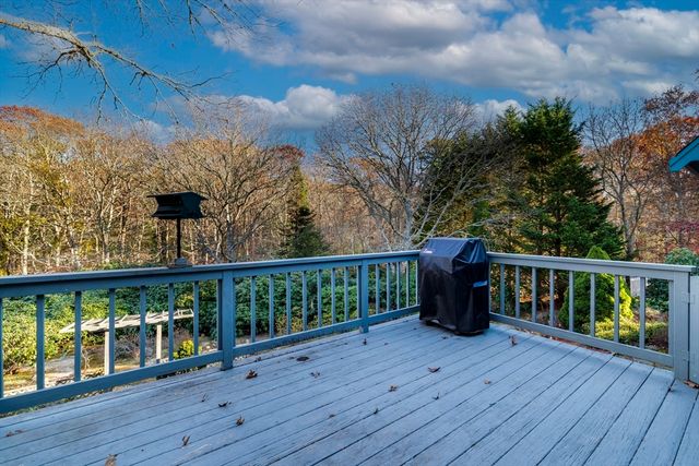 23 Meadowood Ln, Falmouth, MA 02536